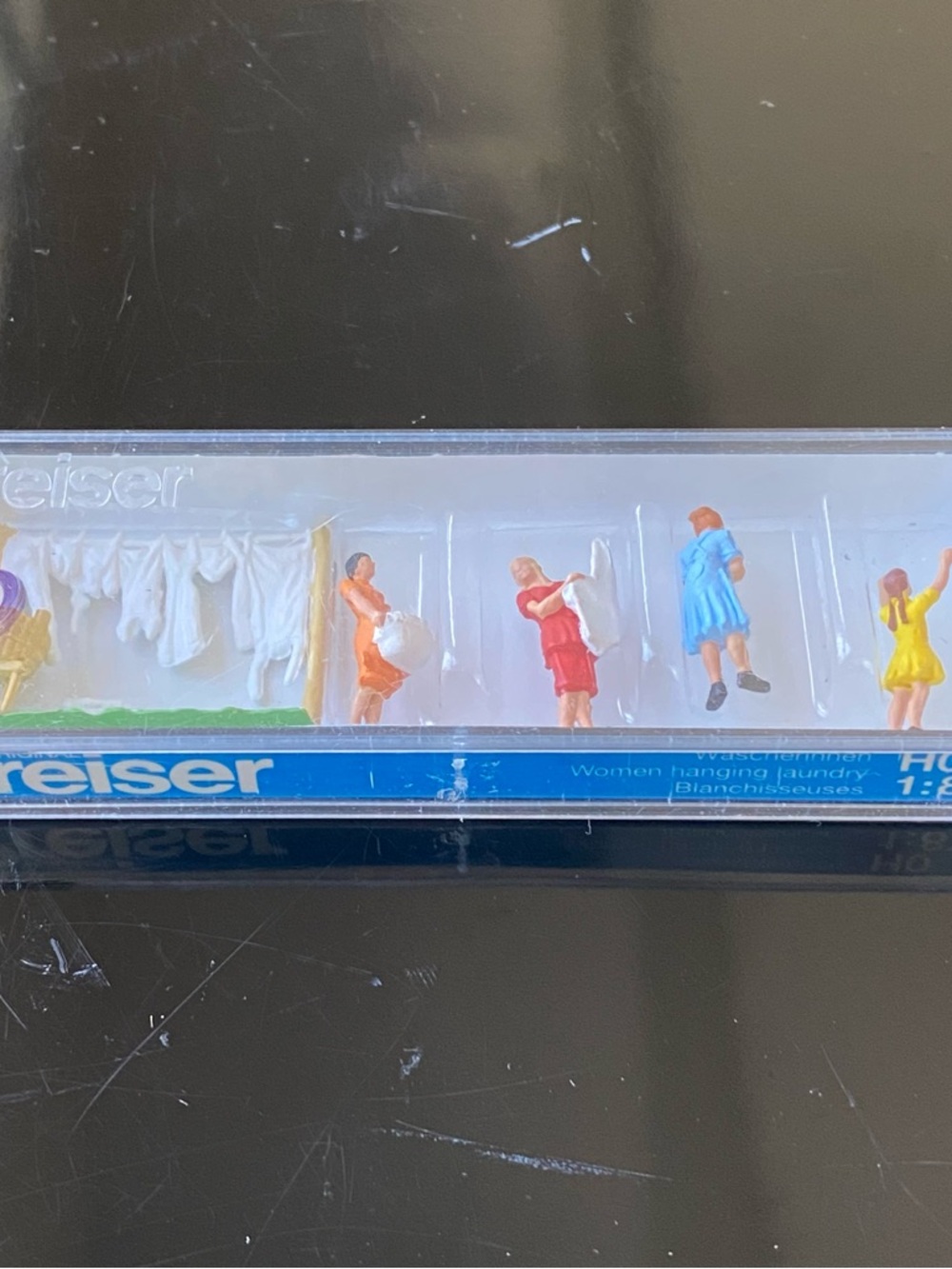 Model Railroad: Preiser  - Women Hanging Laundry (4)- HO Scale - Picture 2 of 9